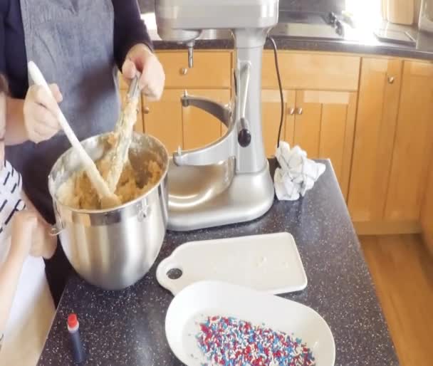 Крок Кроком Мати Дочка Випікають Цукрове Печиво Кухні — стокове відео