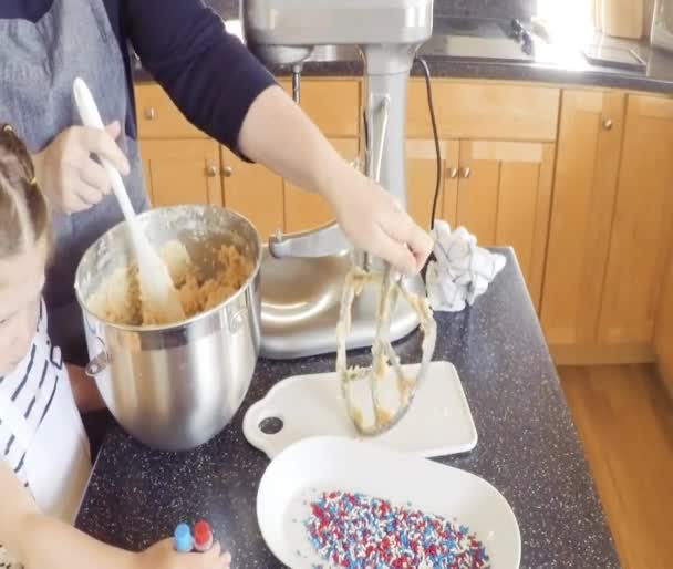 Paso Paso Madre Hija Horneando Galletas Azúcar Cocina — Vídeos de Stock