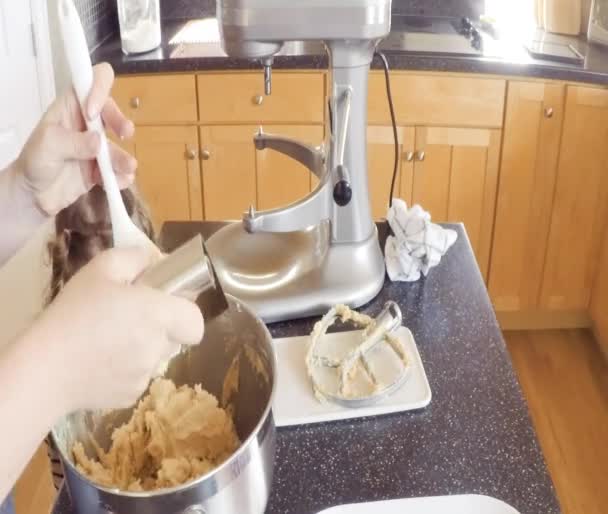 Adım Adım Anne Kızı Mutfakta Şekerli Kurabiye Pişirme — Stok video