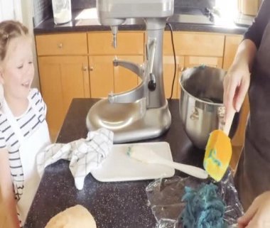 Adım adım. Anne ve kızı mutfakta şekerli kurabiye pişirme