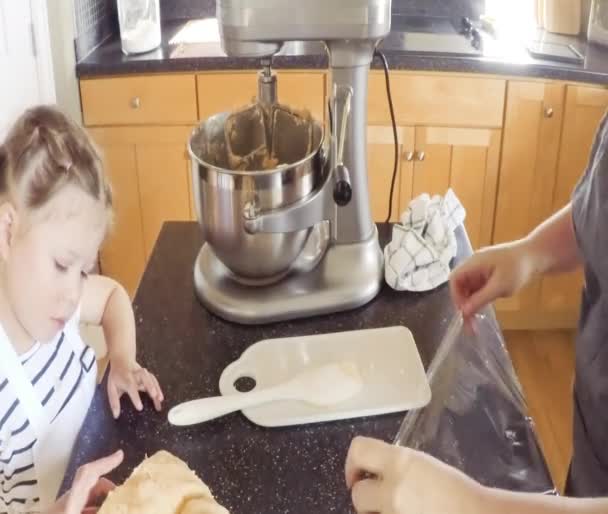 Lépésről Lépésre Anya Lánya Konyhában Sütemény Sütés — Stock videók