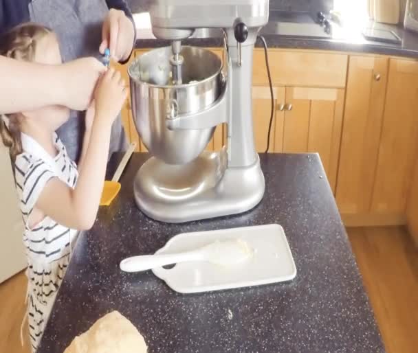 Paso Paso Madre Hija Horneando Galletas Azúcar Cocina — Vídeo de stock