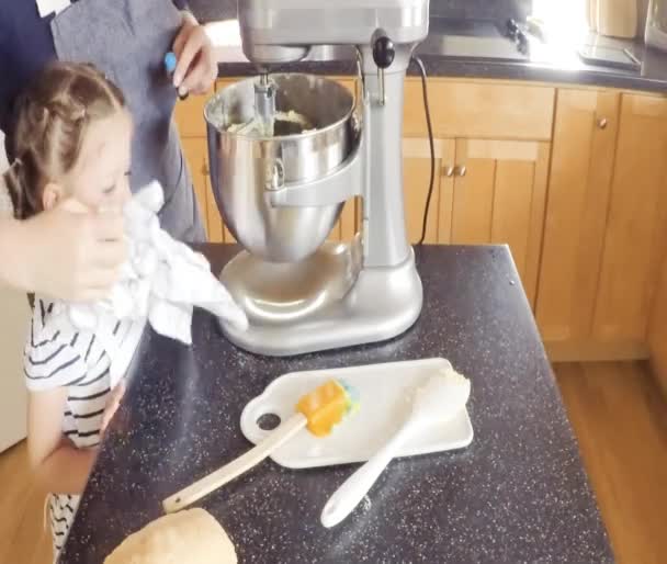 Pas Pas Mère Fille Font Cuire Des Biscuits Sucre Dans — Video