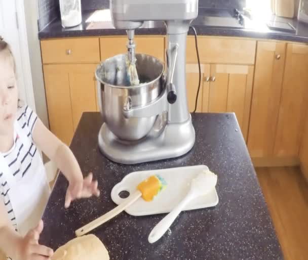 Stap Voor Stap Moeder Dochter Bakken Suiker Koekjes Keuken — Stockvideo