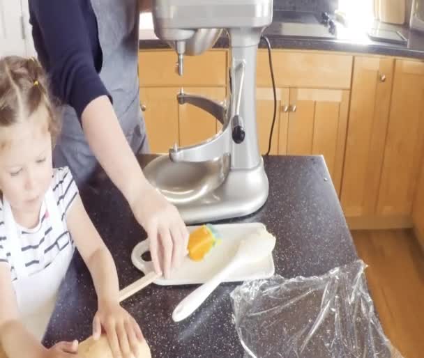 Βήμα Βήμα Μητέρα Και Κόρη Ψήσιμο Μπισκότα Ζάχαρης Στην Κουζίνα — Αρχείο Βίντεο