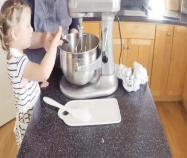 Adım adım. Anne ve kızı mutfakta şekerli kurabiye pişirme