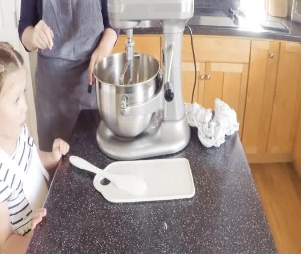 Schritt Für Schritt Mutter Und Tochter Backen Zuckerplätzchen Der Küche — Stockvideo
