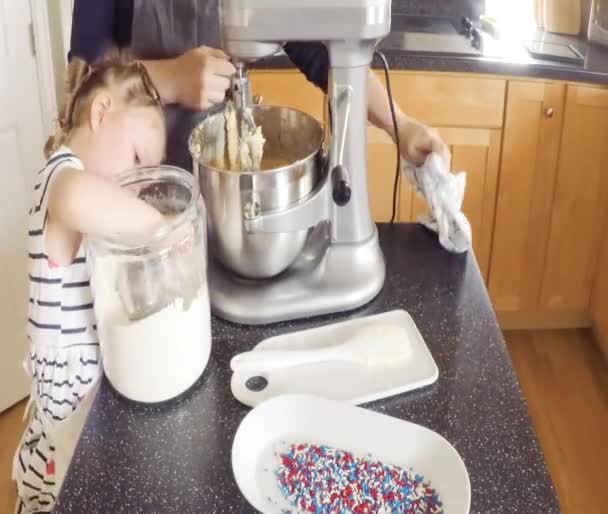 Zeitraffer Schritt Für Schritt Mutter Und Tochter Backen Zuckerplätzchen Der — Stockvideo