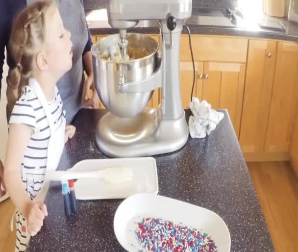 Desfasamento Temporal Passo Passo Mãe Filha Assar Biscoitos Açúcar Cozinha — Vídeo de Stock