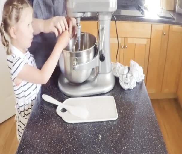 Zaman Atlamalı Adım Adım Anne Kızı Mutfakta Şekerli Kurabiye Pişirme — Stok video