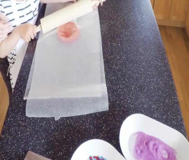 Steg För Steg Mor Och Dotter Bakning Sugar Cookies Köket — Stockvideo