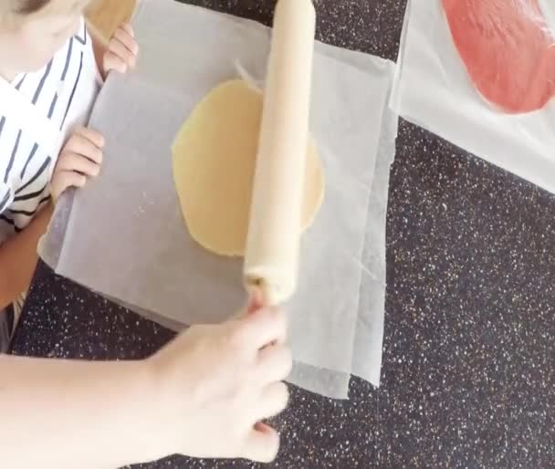 Schritt Für Schritt Mutter Und Tochter Backen Zuckerplätzchen Der Küche — Stockvideo