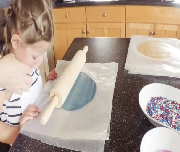 Steg För Steg Mor Och Dotter Bakning Sugar Cookies Köket — Stockvideo