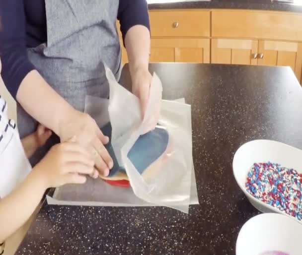 Paso Paso Madre Hija Horneando Galletas Azúcar Cocina — Vídeo de stock