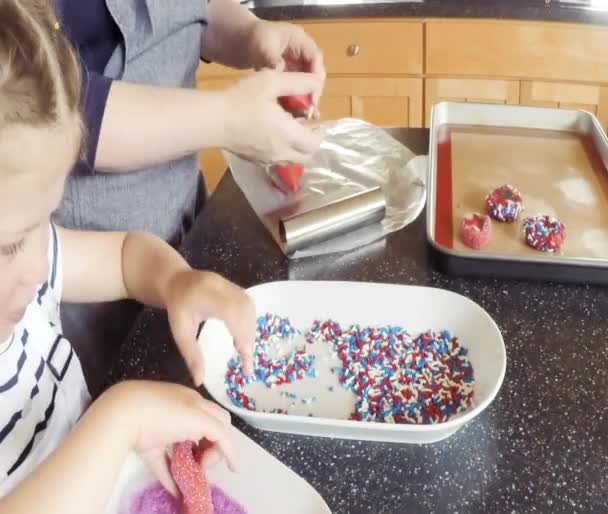 Paso Paso Madre Hija Horneando Galletas Azúcar Cocina — Vídeo de stock