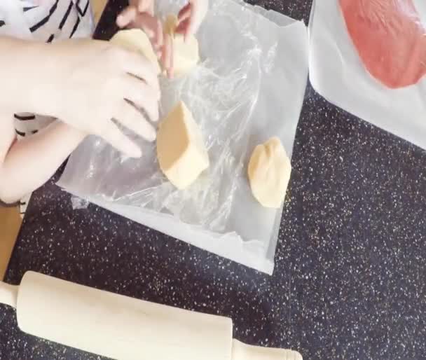 時間の経過 一歩一歩 母と娘が台所で砂糖のクッキーを焼く — ストック動画