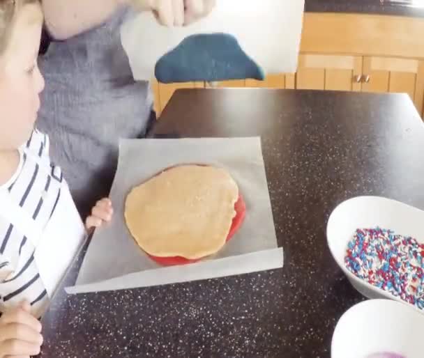 Lapso Tiempo Paso Paso Madre Hija Horneando Galletas Azúcar Cocina — Vídeo de stock