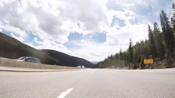 Οδήγηση με θέα στο βουνό — Αρχείο Βίντεο