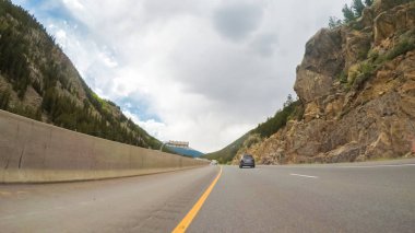 Batı Dağları I70 eyaletler arası otoyolda sürüş.