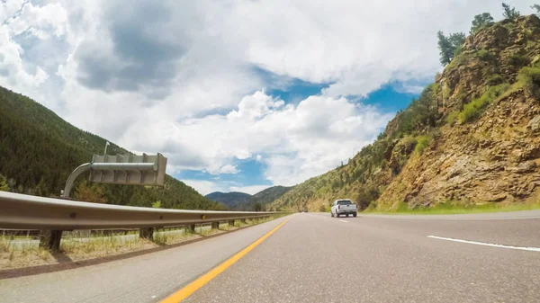 Jazdy Zachód Przez Góry Przy Autostradzie Interstate I70 — Zdjęcie stockowe