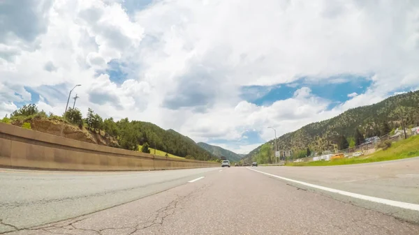 Jazdy Zachód Przez Góry Przy Autostradzie Interstate I70 — Zdjęcie stockowe