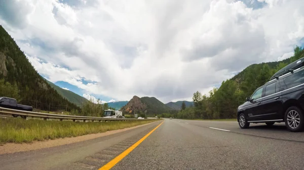 Kör Västerut Genom Bergen Interstate Highway I70 — Stockfoto