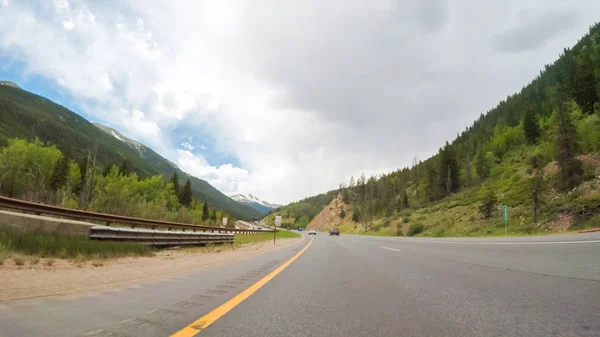 Οδηγώντας Δυτικά Μέσα Από Βουνά Στο Διαπολιτειακό Αυτοκινητόδρομο I70 — Φωτογραφία Αρχείου