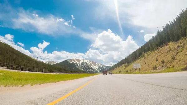 在州际公路 I70 的山上驱车西过 — 图库照片