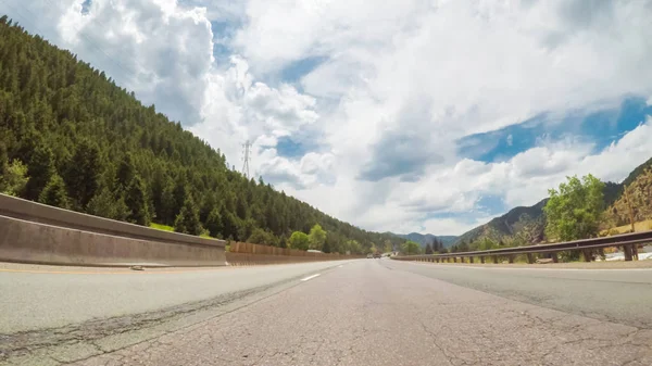 Kör Västerut Genom Bergen Interstate Highway I70 — Stockfoto