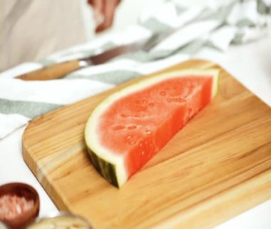 Çikolata ve sprinked deniz tuzu ve badem ile karpuz mezeler hazırlamaya küpleri karpuz Dilimleme daldırma