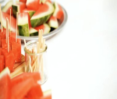 Çikolata ve sprinked deniz tuzu ve badem ile karpuz mezeler hazırlamaya küpleri karpuz Dilimleme daldırma