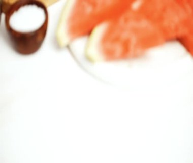 Çikolata ve sprinked deniz tuzu ve badem ile karpuz mezeler hazırlamaya küpleri karpuz Dilimleme daldırma