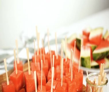 Çikolata ve sprinked deniz tuzu ve badem ile karpuz mezeler hazırlamaya küpleri karpuz Dilimleme daldırma