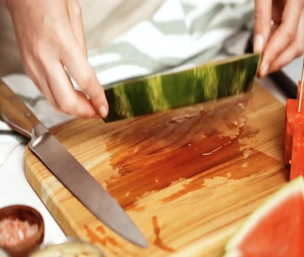 在巧克力和 Sprinked 中用海盐和杏仁制作西瓜开胃菜的立方体切片西瓜 — 图库视频影像