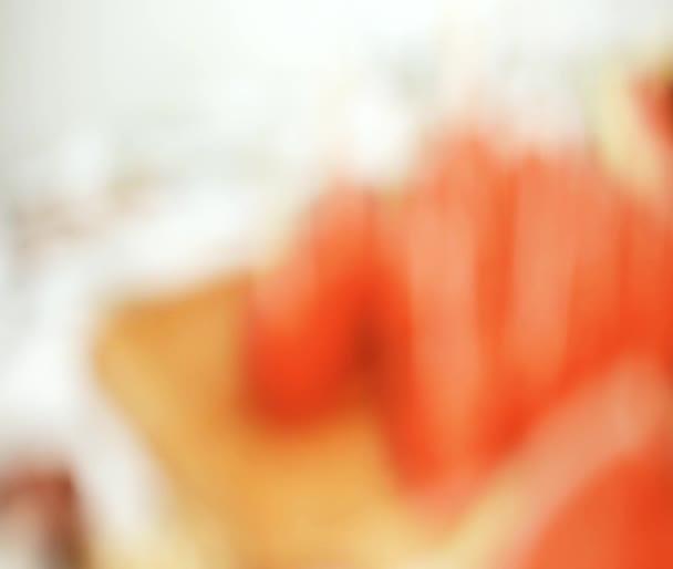 在巧克力和 Sprinked 中用海盐和杏仁制作西瓜开胃菜的立方体切片西瓜 — 图库视频影像