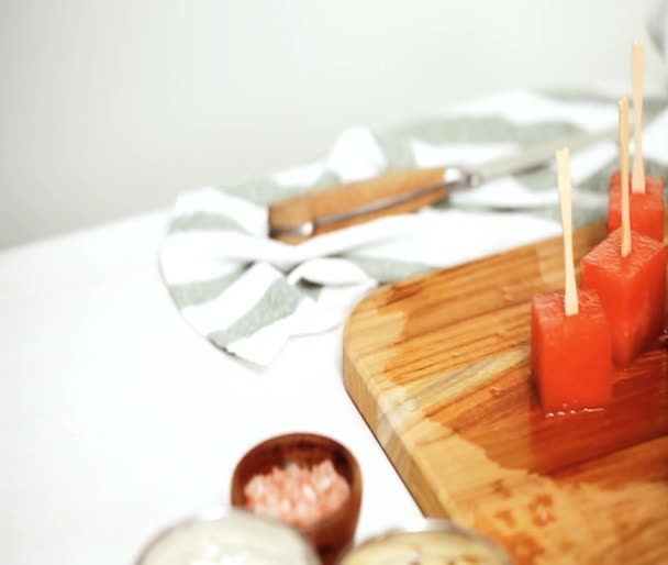 Cortar Sandía Cubos Para Preparar Aperitivos Sandía Bañados Chocolate Espolvoreados — Vídeo de stock