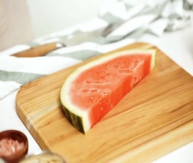 Zaman atlamalı. Çikolata ve sprinked deniz tuzu ve badem ile karpuz mezeler hazırlamaya küpleri karpuz Dilimleme daldırma