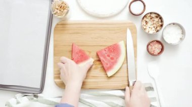 Zaman atlamalı. Çikolata ve sprinked deniz tuzu ve badem ile karpuz mezeler hazırlamaya küpleri karpuz Dilimleme daldırma