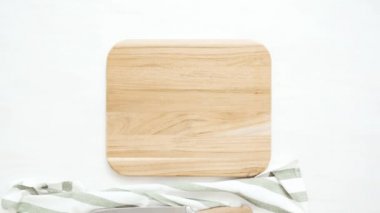 Zaman atlamalı. Çikolata ve sprinked deniz tuzu ve badem ile karpuz mezeler hazırlamaya küpleri karpuz Dilimleme daldırma