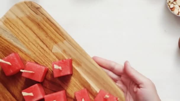 Skivning Vattenmelon Kuber För Att Förbereda Vattenmelon Aptitretare Doppade Choklad — Stockvideo