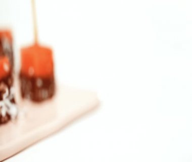 karpuz küpleri içinde eritilmiş çikolata ve deniz tuzu ve badem ile süsleme.