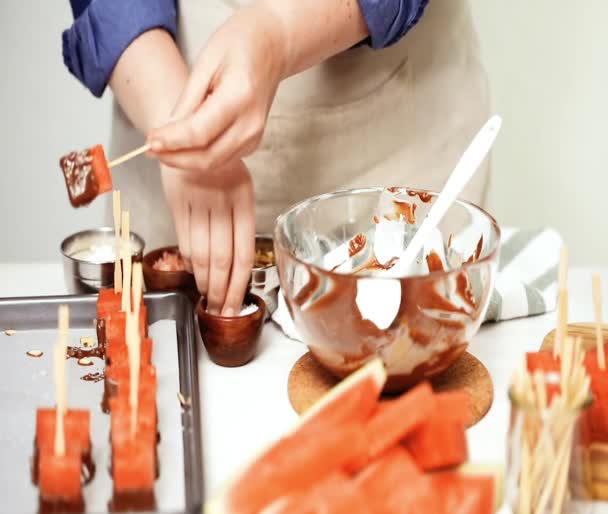 将西瓜立方体浸泡在融化的巧克力中 用海盐和杏仁装饰 — 图库视频影像