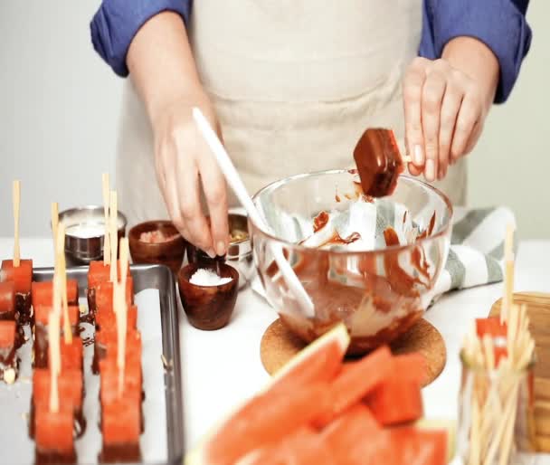 Doppning Vattenmelon Kuber Smält Choklad Och Garnering Med Havssalt Och — Stockvideo