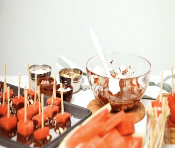 Wassermelonenwürfel Geschmolzene Schokolade Tauchen Und Mit Meersalz Und Mandeln Garnieren — Stockvideo