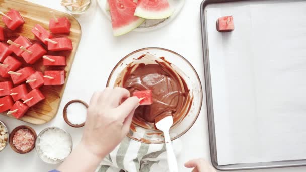 Watermeloen Kubussen Dompelen Gesmolten Chocolade Bijgerechten Met Zeezout Amandelen — Stockvideo