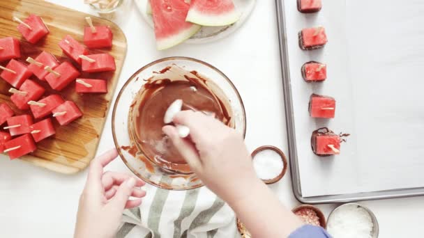 Immergere Cubetti Anguria Nel Cioccolato Fuso Guarnire Con Sale Marino — Video Stock