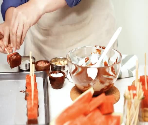 Wassermelonenwürfel Geschmolzener Schokolade Und Mit Meersalz Und Mandeln Garniert — Stockvideo