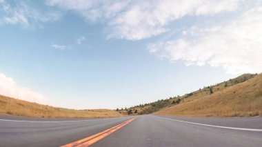 Sürüş dağ yolda Estes Park ve Boulder arasında akşamları.