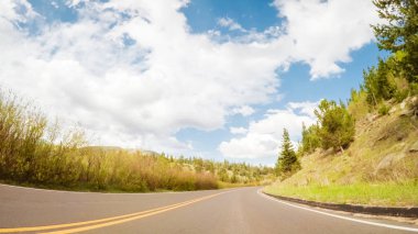 Rocky Mountain Mational Park de döşeli yol sürüş.