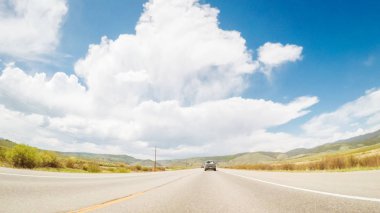 Dağlarda döşeli yolda sürüş.